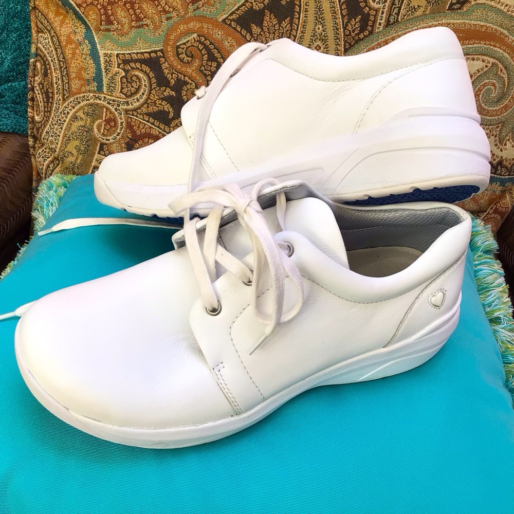 Nurse Mates ladies tie up shoes . EUC.